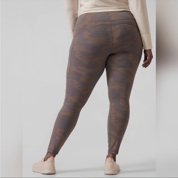 NWT Athleta Rainier Reflective Tight, Camo Lux Reflective Bluff Grey, Size 3X - Picture 2 of 8